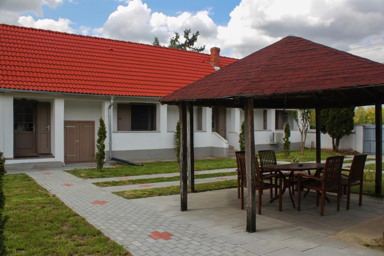 Das Blaue Haus Vendégház - Kovácshida Apartman Kültér fotó