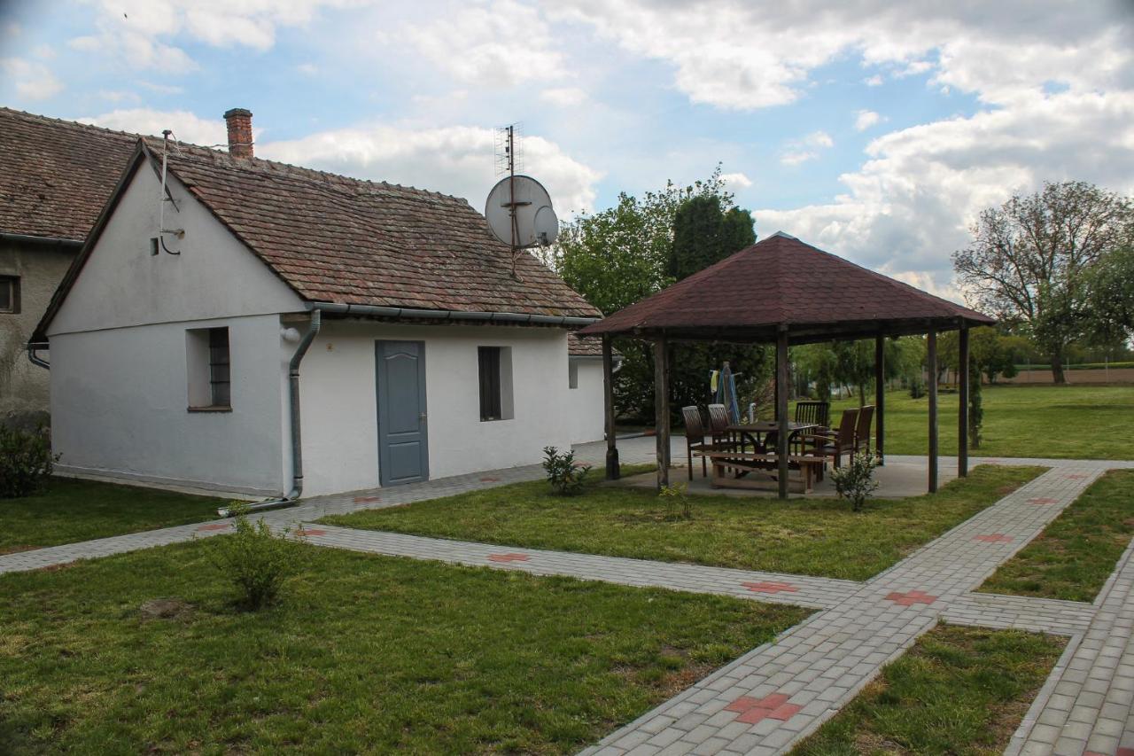 Das Blaue Haus Vendégház - Kovácshida Apartman Kültér fotó