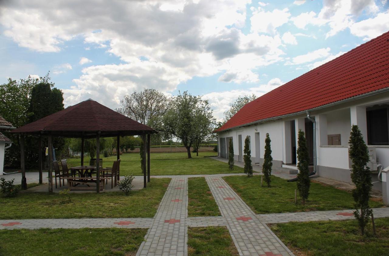 Das Blaue Haus Vendégház - Kovácshida Apartman Kültér fotó