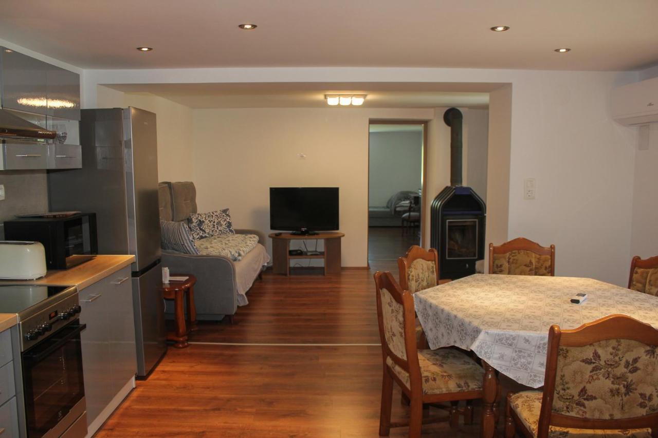 Das Blaue Haus Vendégház - Kovácshida Apartman Kültér fotó