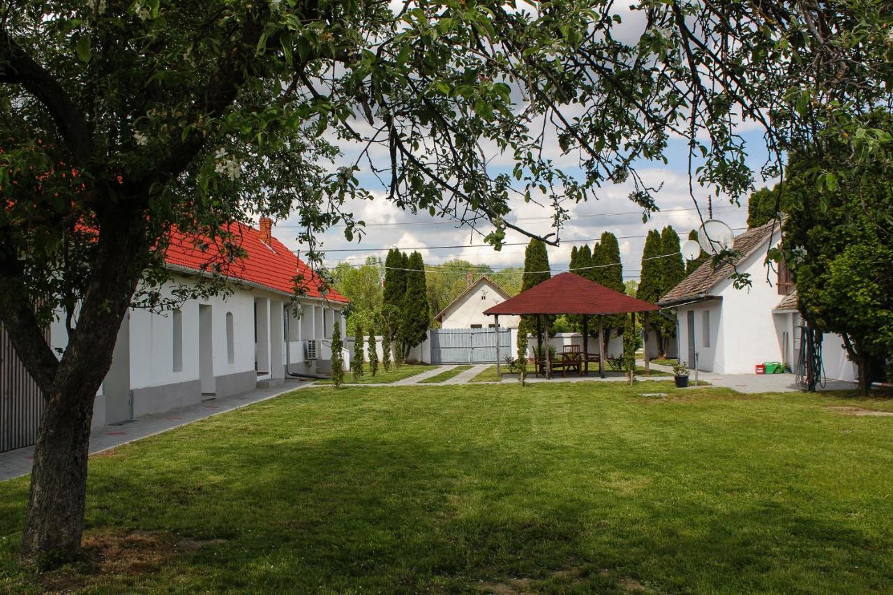 Das Blaue Haus Vendégház - Kovácshida Apartman Kültér fotó